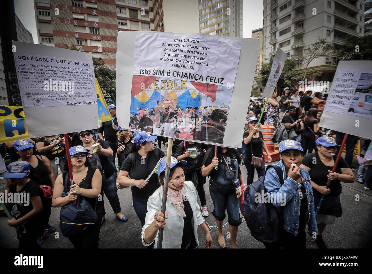 Sao Paulo, Brasilien. 14 Aug, 2017. Hunderte von Arbeitern, der NRO und der Benutzer der Unified Sozialhilfeleistungen (SUAS) mit Fahnen und riefen Slogans besucht eine Demonstration gegen den Sozialabbau und Haushaltskürzungen für die öffentliche Politik der sozialen Unterstützung in der Maria Paula Viadukt Kreditkarte reserviert: Dario Oliveira/ZUMA Draht/Alamy leben Nachrichten Stockfoto