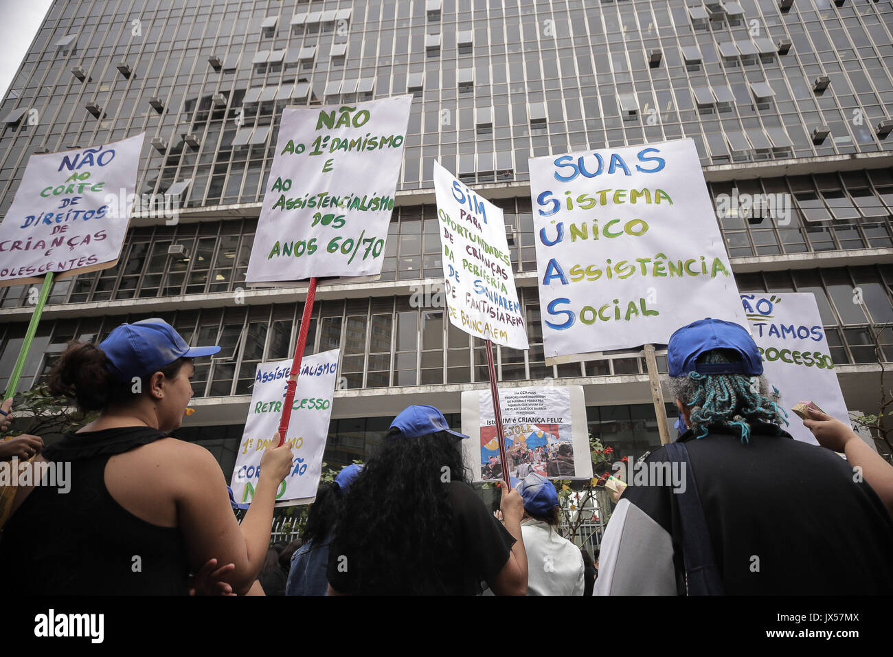 Sao Paulo, Brasilien. 14 Aug, 2017. Hunderte von Arbeitern, der NRO und der Benutzer der Unified Sozialhilfeleistungen (SUAS) mit Fahnen und riefen Slogans besucht eine Demonstration gegen den Sozialabbau und Haushaltskürzungen für die öffentliche Politik der sozialen Unterstützung in der Maria Paula Viadukt Kreditkarte reserviert: Dario Oliveira/ZUMA Draht/Alamy leben Nachrichten Stockfoto