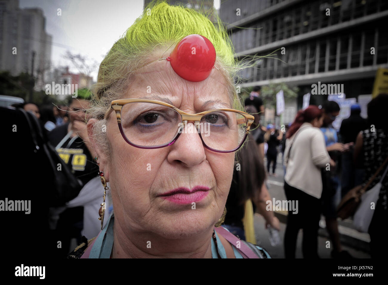 Sao Paulo, Brasilien. 14 Aug, 2017. Hunderte von Arbeitern, der NRO und der Benutzer der Unified Sozialhilfeleistungen (SUAS) mit Fahnen und riefen Slogans besucht eine Demonstration gegen den Sozialabbau und Haushaltskürzungen für die öffentliche Politik der sozialen Unterstützung in der Maria Paula Viadukt Kreditkarte reserviert: Dario Oliveira/ZUMA Draht/Alamy leben Nachrichten Stockfoto