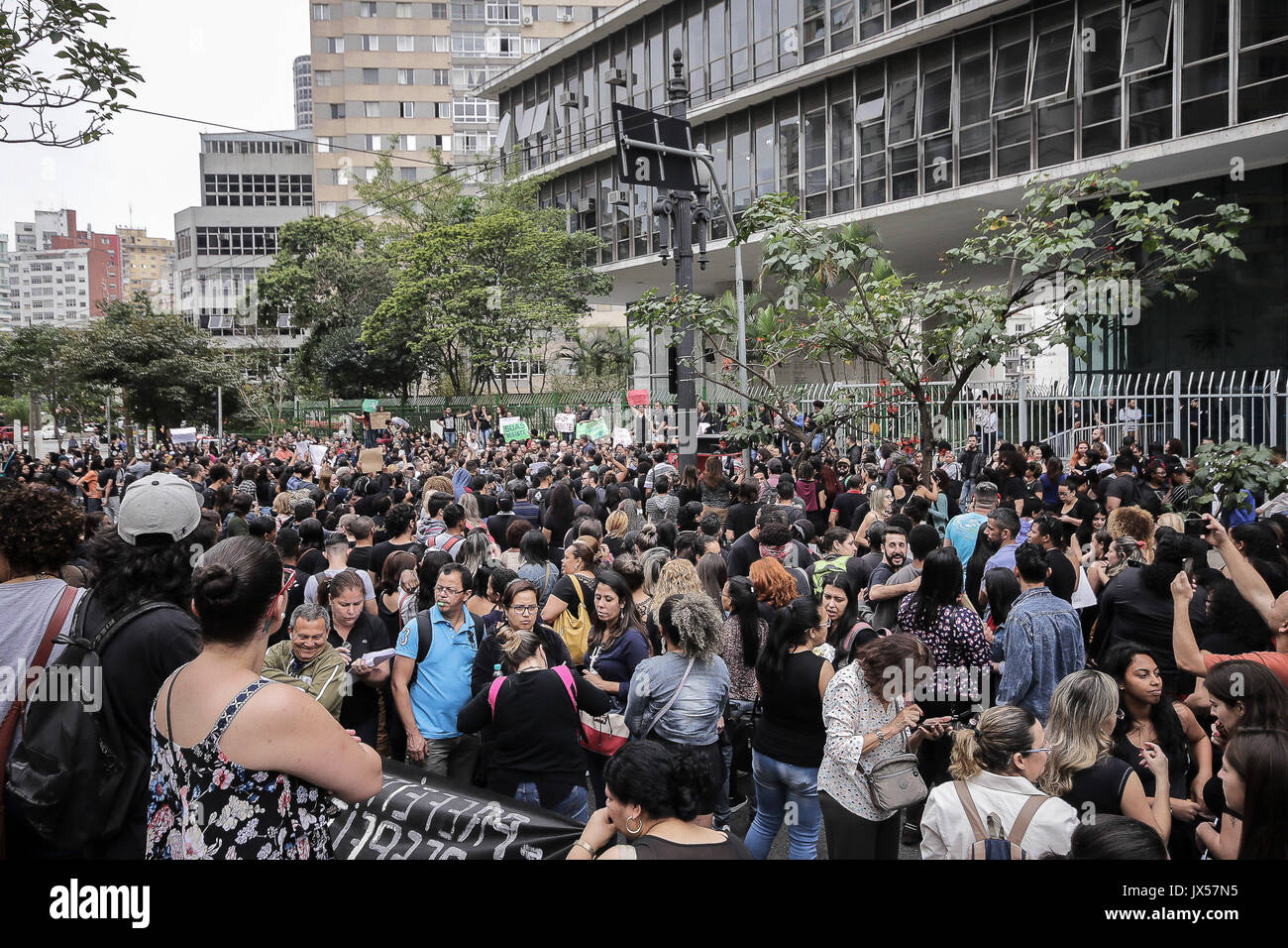 Sao Paulo, Brasilien. 14 Aug, 2017. Hunderte von Arbeitern, der NRO und der Benutzer der Unified Sozialhilfeleistungen (SUAS) mit Fahnen und riefen Slogans besucht eine Demonstration gegen den Sozialabbau und Haushaltskürzungen für die öffentliche Politik der sozialen Unterstützung in der Maria Paula Viadukt Kreditkarte reserviert: Dario Oliveira/ZUMA Draht/Alamy leben Nachrichten Stockfoto