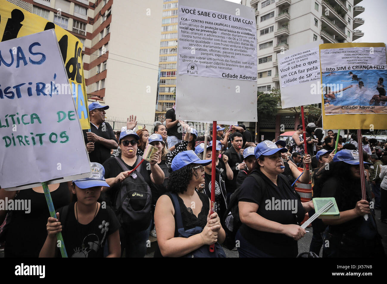 Sao Paulo, Brasilien. 14 Aug, 2017. Hunderte von Arbeitern, der NRO und der Benutzer der Unified Sozialhilfeleistungen (SUAS) mit Fahnen und riefen Slogans besucht eine Demonstration gegen den Sozialabbau und Haushaltskürzungen für die öffentliche Politik der sozialen Unterstützung in der Maria Paula Viadukt Kreditkarte reserviert: Dario Oliveira/ZUMA Draht/Alamy leben Nachrichten Stockfoto