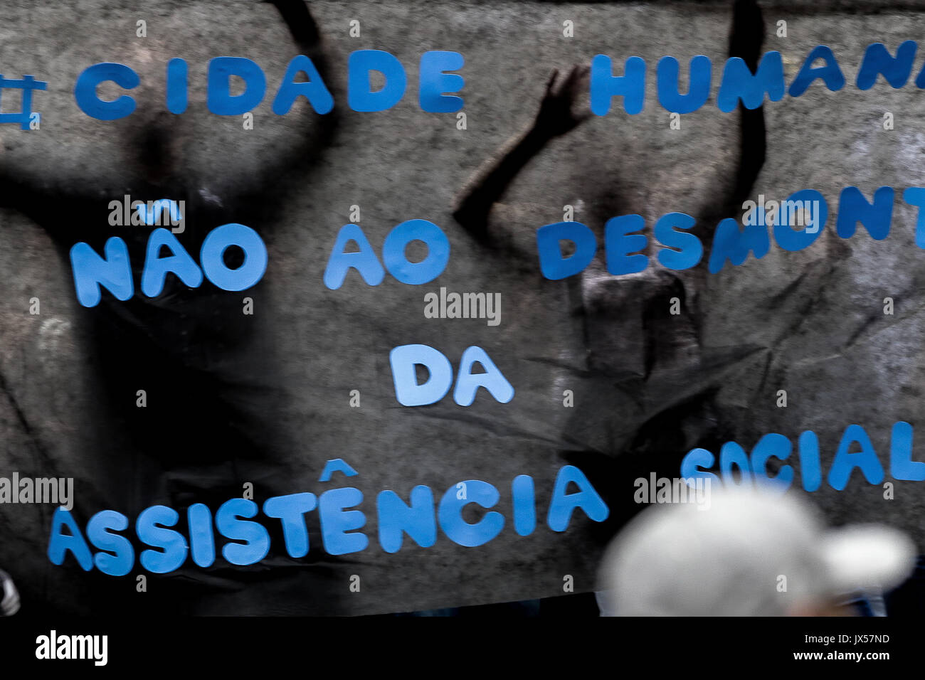 Sao Paulo, Brasilien. 14 Aug, 2017. Hunderte von Arbeitern, der NRO und der Benutzer der Unified Sozialhilfeleistungen (SUAS) mit Fahnen und riefen Slogans besucht eine Demonstration gegen den Sozialabbau und Haushaltskürzungen für die öffentliche Politik der sozialen Unterstützung in der Maria Paula Viadukt Kreditkarte reserviert: Dario Oliveira/ZUMA Draht/Alamy leben Nachrichten Stockfoto