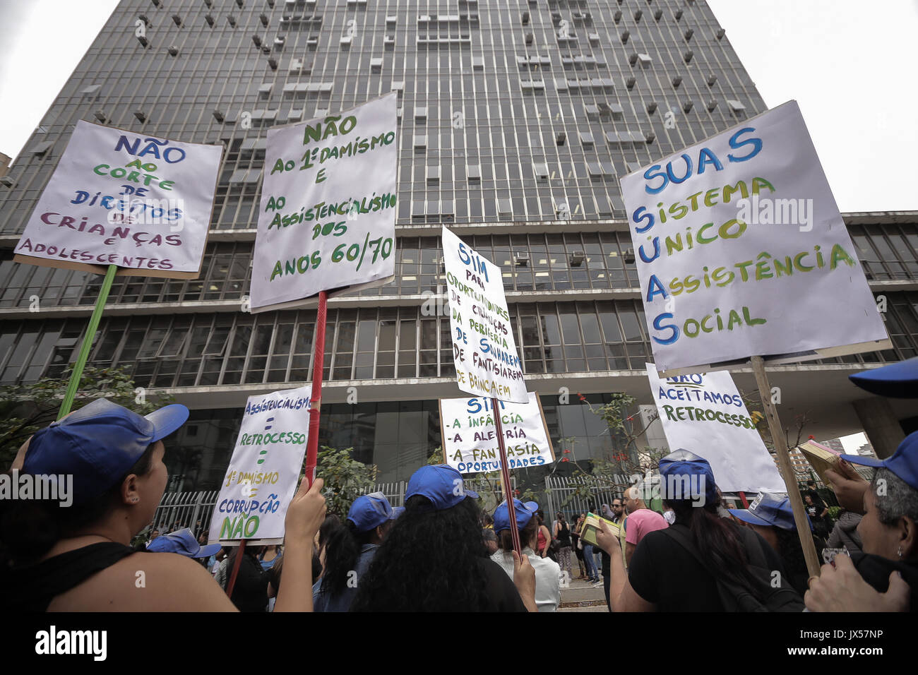 Sao Paulo, Brasilien. 14 Aug, 2017. Hunderte von Arbeitern, der NRO und der Benutzer der Unified Sozialhilfeleistungen (SUAS) mit Fahnen und riefen Slogans besucht eine Demonstration gegen den Sozialabbau und Haushaltskürzungen für die öffentliche Politik der sozialen Unterstützung in der Maria Paula Viadukt Kreditkarte reserviert: Dario Oliveira/ZUMA Draht/Alamy leben Nachrichten Stockfoto