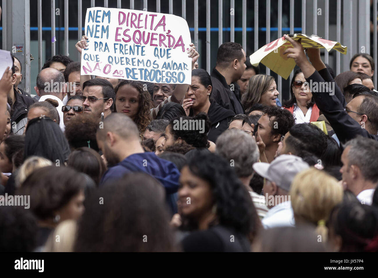 Sao Paulo, Brasilien. 14 Aug, 2017. Hunderte von Arbeitern, der NRO und der Benutzer der Unified Sozialhilfeleistungen (SUAS) mit Fahnen und riefen Slogans besucht eine Demonstration gegen den Sozialabbau und Haushaltskürzungen für die öffentliche Politik der sozialen Unterstützung in der Maria Paula Viadukt Kreditkarte reserviert: Dario Oliveira/ZUMA Draht/Alamy leben Nachrichten Stockfoto