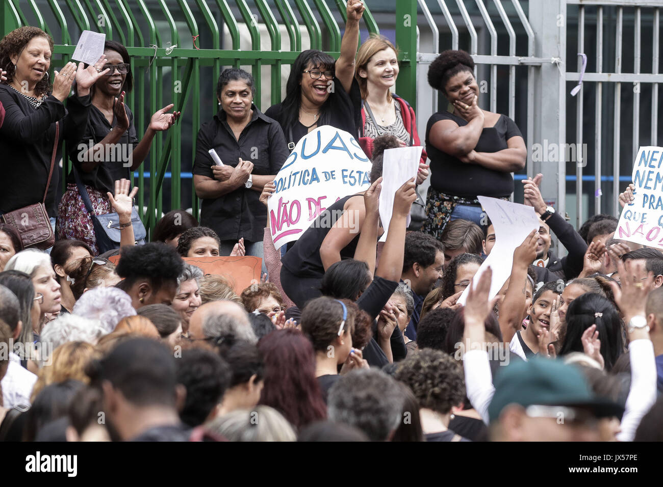 Sao Paulo, Brasilien. 14 Aug, 2017. Hunderte von Arbeitern, der NRO und der Benutzer der Unified Sozialhilfeleistungen (SUAS) mit Fahnen und riefen Slogans besucht eine Demonstration gegen den Sozialabbau und Haushaltskürzungen für die öffentliche Politik der sozialen Unterstützung in der Maria Paula Viadukt Kreditkarte reserviert: Dario Oliveira/ZUMA Draht/Alamy leben Nachrichten Stockfoto