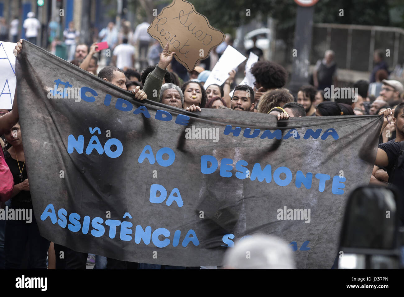 Sao Paulo, Brasilien. 14 Aug, 2017. Hunderte von Arbeitern, der NRO und der Benutzer der Unified Sozialhilfeleistungen (SUAS) mit Fahnen und riefen Slogans besucht eine Demonstration gegen den Sozialabbau und Haushaltskürzungen für die öffentliche Politik der sozialen Unterstützung in der Maria Paula Viadukt Kreditkarte reserviert: Dario Oliveira/ZUMA Draht/Alamy leben Nachrichten Stockfoto