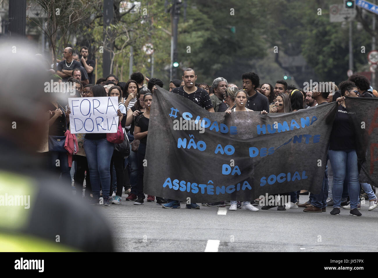 Sao Paulo, Brasilien. 14 Aug, 2017. Hunderte von Arbeitern, der NRO und der Benutzer der Unified Sozialhilfeleistungen (SUAS) mit Fahnen und riefen Slogans besucht eine Demonstration gegen den Sozialabbau und Haushaltskürzungen für die öffentliche Politik der sozialen Unterstützung in der Maria Paula Viadukt Kreditkarte reserviert: Dario Oliveira/ZUMA Draht/Alamy leben Nachrichten Stockfoto