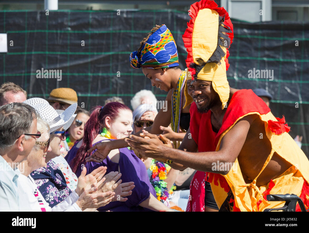 Billingham, North East England, UK, 14. August 2017. Wetter: Tänzer aus Ghana, die in strahlendem Sonnenschein auf der Billingham Internationale Folklore Festival der Welt Dance (12-19 August), der nun in seinem 43. Jahr. Credit: ALAN DAWSON/Alamy leben Nachrichten Stockfoto