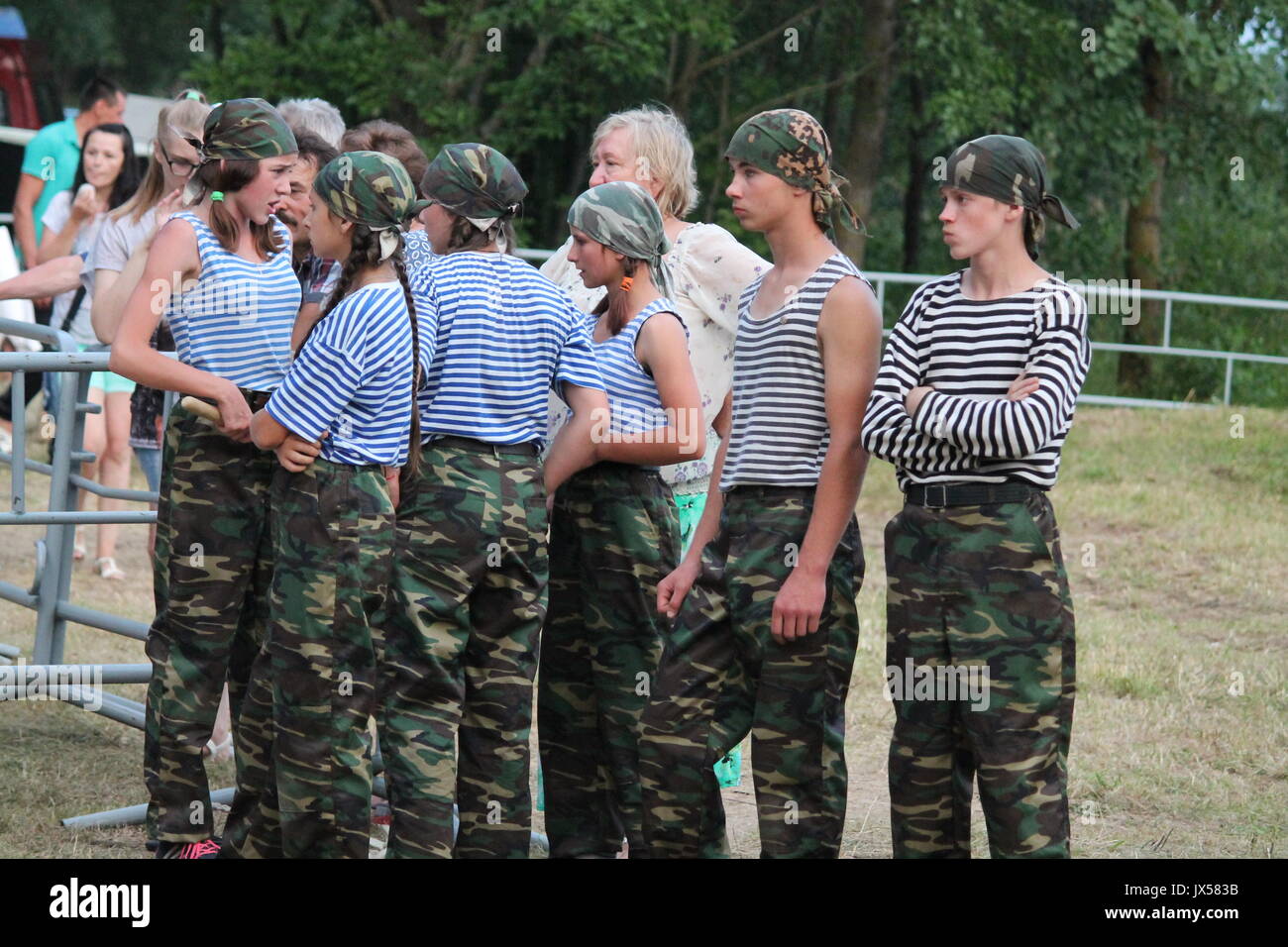 Leistung der militärischen-patriotischen Verein 'Patriot' auf traditionelle Festival "uxa Fest', August, 12,2017, Vileyka Meer, Weißrussland Stockfoto