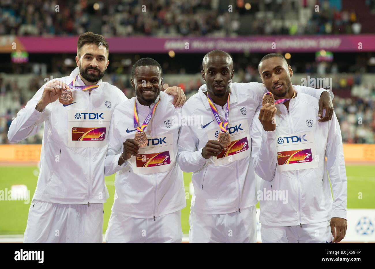 London, Großbritannien. 13 Aug, 2017. (L - r) Martyn ROONEY, Rabah YOUSIF, Dwayne COWAN & Matthew Hudson-Smith mit Bronze Medaillen stellen folgenden es 4x400 Meter Lauf am Vortag während der letzte Tag der IAAF Leichtathletik WM (Tag 10) bei den Olympischen Park, London, England am 13. August 2017. Foto von Andy Rowland/PRiME Media Bilder./Alamy leben Nachrichten Stockfoto