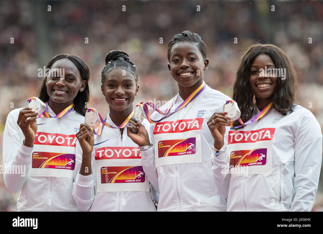 London, Großbritannien. 13 Aug, 2017. Die Frauen Großbritannien 4 x 100 Meter Silbermedaillengewinner (L-R) Daryll NEITA, Dina ASHER - SMITH, Desiree HENRY & Asher PHILIP Pose mit es Medaillen während der letzte Tag der IAAF Leichtathletik WM (Tag 10) bei den Olympischen Park, London, England am 13. August 2017. Foto von Andy Rowland/PRiME Media Bilder./Alamy leben Nachrichten Stockfoto