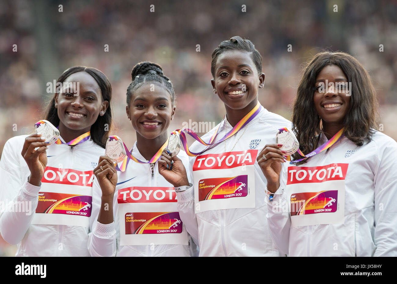 London, Großbritannien. 13 Aug, 2017. Die Frauen Großbritannien 4 x 100 Meter Silbermedaillengewinner (L-R) Daryll NEITA, Dina ASHER - SMITH, Desiree HENRY & Asher PHILIP Pose mit es Medaillen während der letzte Tag der IAAF Leichtathletik WM (Tag 10) bei den Olympischen Park, London, England am 13. August 2017. Foto von Andy Rowland/PRiME Media Bilder./Alamy leben Nachrichten Stockfoto