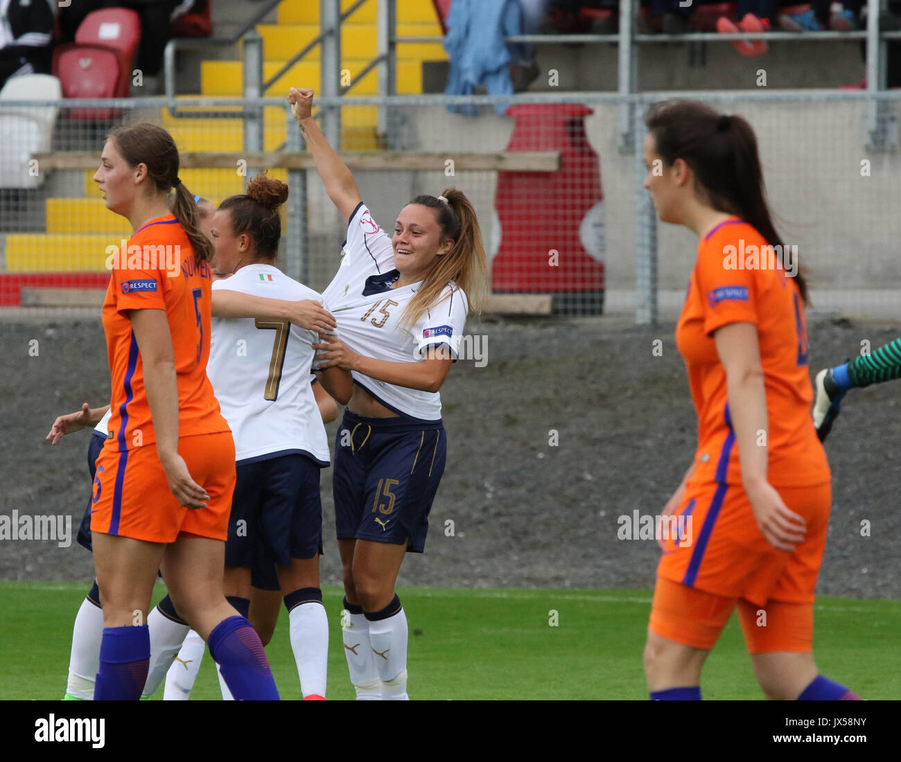 Shamrock Park, Portadown, Nordirland. 14. August 2017. UEFA U19-Europameisterschaft der Frauen Gruppe B - Niederlande/Italien. Italiens Annamaria Serturini (15) feiert ihr Ziel, dass Italien 3-2 vor. Quelle: David Hunter/Alamy Leben Nachrichten. Stockfoto