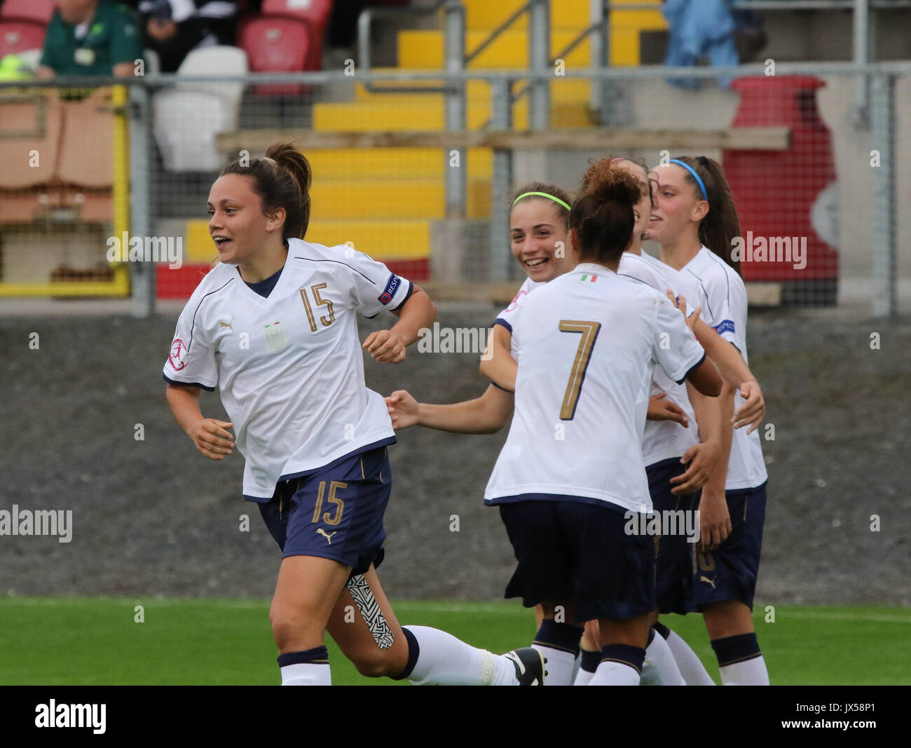 Shamrock Park, Portadown, Nordirland. 14. August 2017. UEFA U19-Europameisterschaft der Frauen Gruppe B - Niederlande/Italien. Italiens Annamaria Serturini (15) feiert ihr Ziel, dass Italien 3-2 vor. Quelle: David Hunter/Alamy Leben Nachrichten. Stockfoto