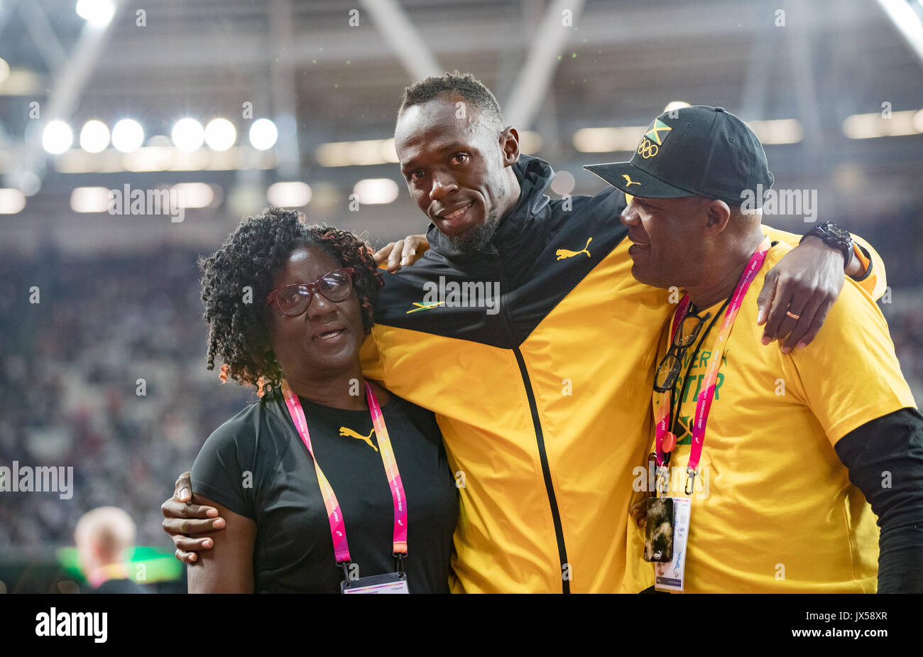 London, Großbritannien. 13 Aug, 2017. Usain Bolt mit seinen Eltern Wellesley und Jennifer Schraube, als er Abschied Gebote auf die Spur während der letzte Tag der IAAF Leichtathletik WM (Tag 10) bei den Olympischen Park, London, England am 13. August 2017. Foto von Andy Rowland/PRiME Media Bilder. Credit: Andrew Rowland/Alamy leben Nachrichten Stockfoto