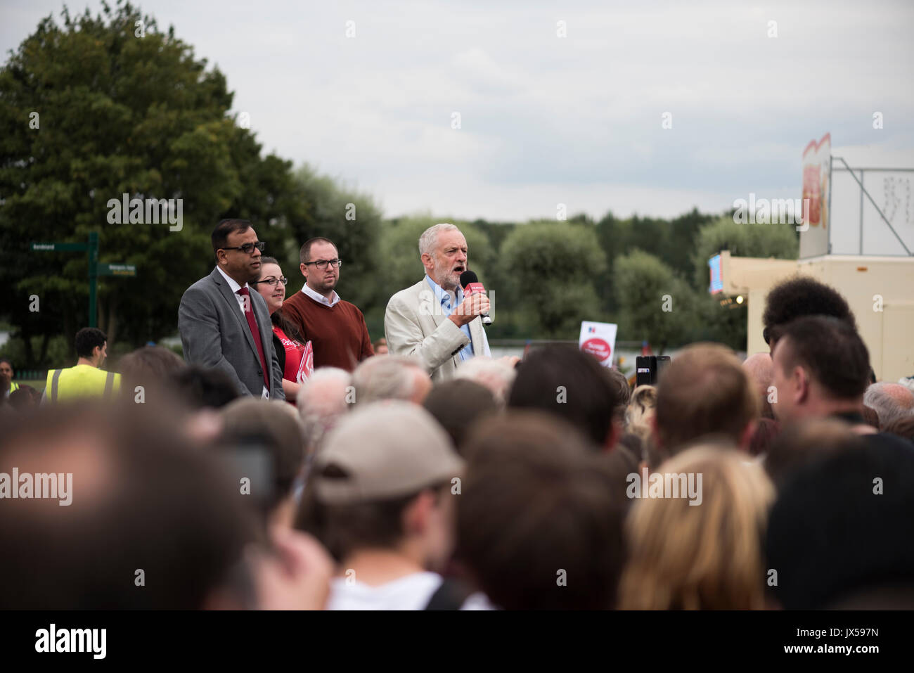 Willen Lake, Milton Keynes, UK. 14. August 2017. Jeremy Corbyn Adressen Anhänger auf einer Kundgebung auf seine nationale Tour der Rn sitze. Stockfoto