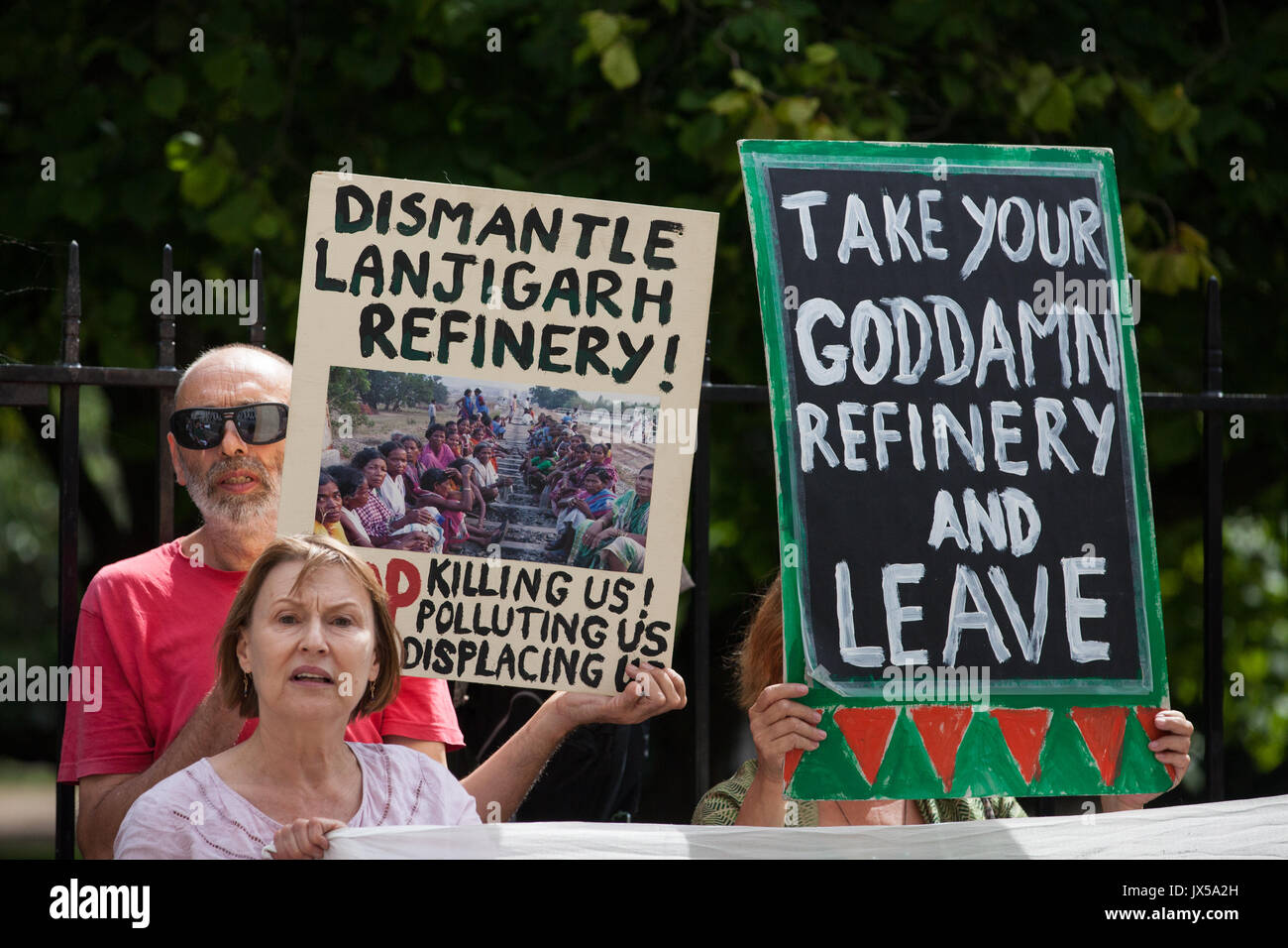 London, Großbritannien. 14. August 2017. Aktivisten aus Folie Vedanta und andere Gruppen protestieren außerhalb der Hauptversammlung der britische Bergbauunternehmen Vedanta als Teil eines globalen Aktionstages gegen das Unternehmen seine angebliche Menschenrechtsverletzungen, Steuerhinterziehung und Umweltverschmutzung zu markieren. Weitere Proteste wurden festgelegt, in Sambia und Indien stattfinden. Credit: Mark Kerrison/Alamy leben Nachrichten Stockfoto