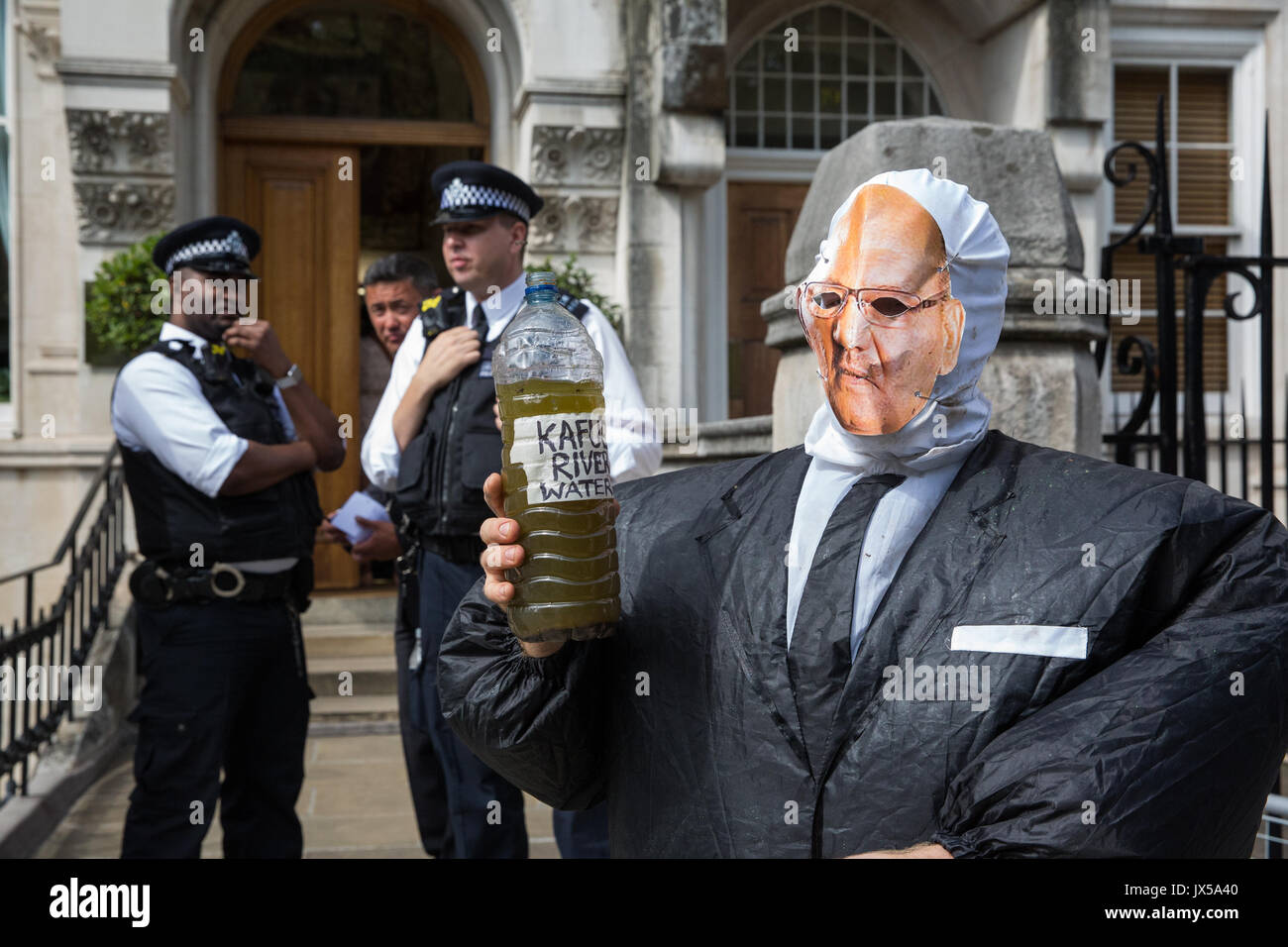 London, Großbritannien. 14. August 2017. Ein Mitkämpfer aus Folie Vedanta maskiert als 69,6 % Eigentümer von Vedanta Anil Agarwal Proteste vor der Hauptversammlung der britische Bergbauunternehmen Vedanta als Teil eines globalen Aktionstages gegen das Unternehmen seine angebliche Menschenrechtsverletzungen, Steuerhinterziehung und Umweltverschmutzung zu markieren. Weitere Proteste wurden festgelegt, in Sambia und Indien stattfinden. Credit: Mark Kerrison/Alamy leben Nachrichten Stockfoto