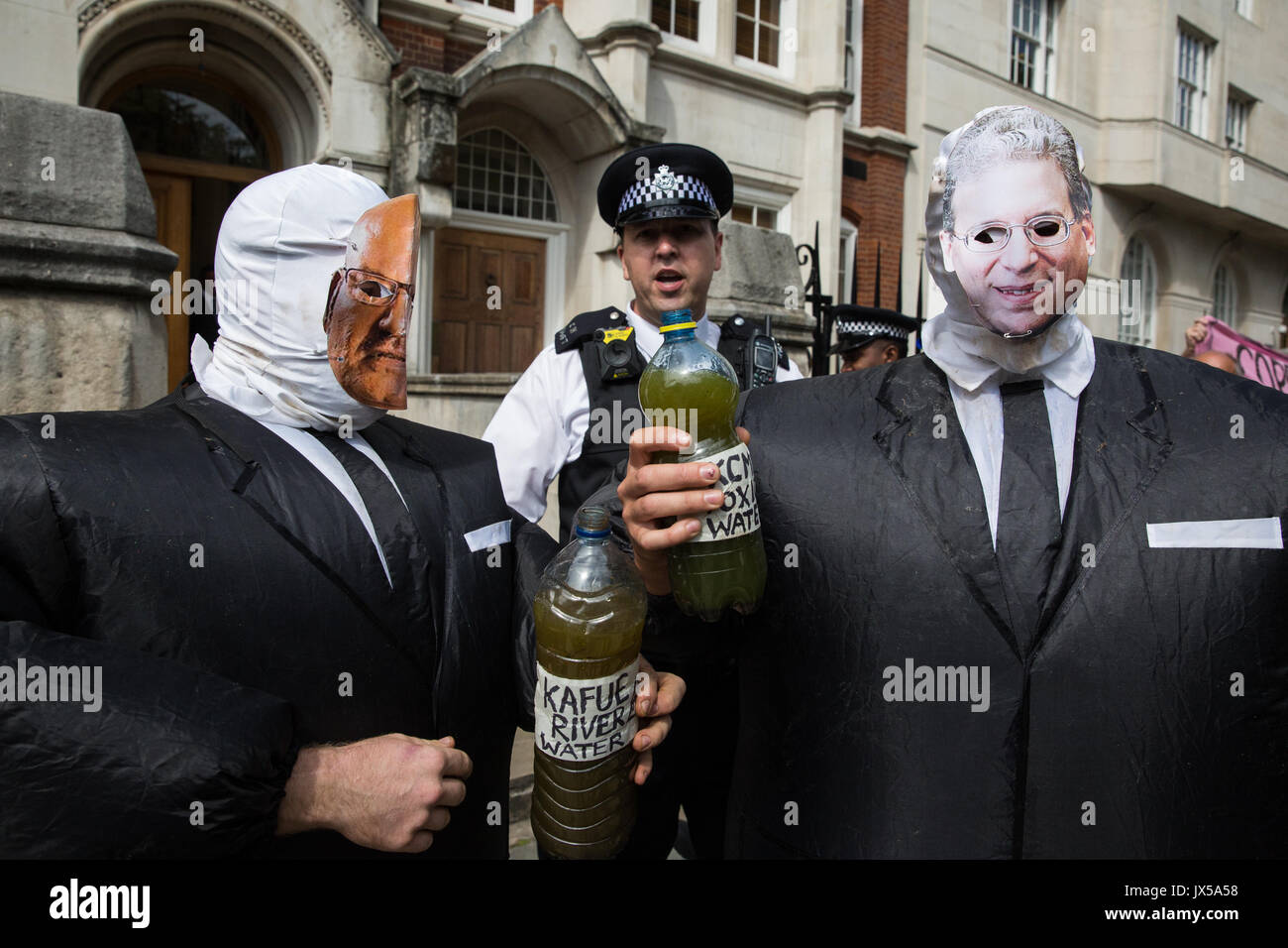 London, Großbritannien. 14. August 2017. Aktivisten aus Folie Vedanta - Maskiert als 69,6 % Eigentümer von Vedanta Anil Agarwal und CEO Tom Albanese - Protest außerhalb der Hauptversammlung der britische Bergbauunternehmen Vedanta als Teil eines globalen Aktionstages gegen das Unternehmen seine angebliche Menschenrechtsverletzungen, Steuerhinterziehung und Umweltverschmutzung zu markieren. Weitere Proteste wurden festgelegt, in Sambia und Indien stattfinden. Credit: Mark Kerrison/Alamy leben Nachrichten Stockfoto