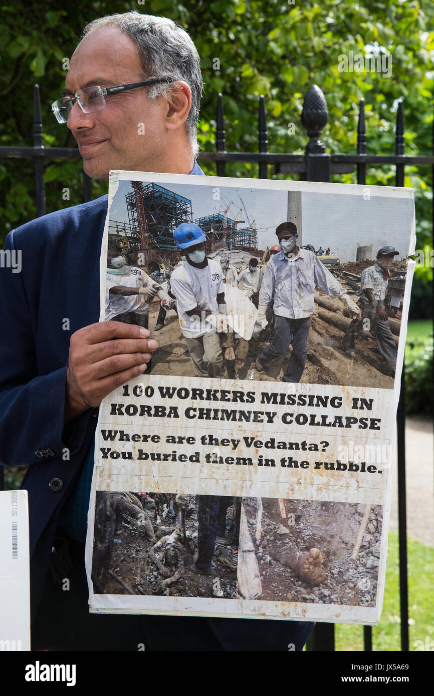 London, Großbritannien. 14. August 2017. Aktivisten aus Folie Vedanta und andere Gruppen protestieren außerhalb der Hauptversammlung der britische Bergbauunternehmen Vedanta als Teil eines globalen Aktionstages gegen das Unternehmen seine angebliche Menschenrechtsverletzungen, Steuerhinterziehung und Umweltverschmutzung zu markieren. Weitere Proteste wurden festgelegt, in Sambia und Indien stattfinden. Credit: Mark Kerrison/Alamy leben Nachrichten Stockfoto