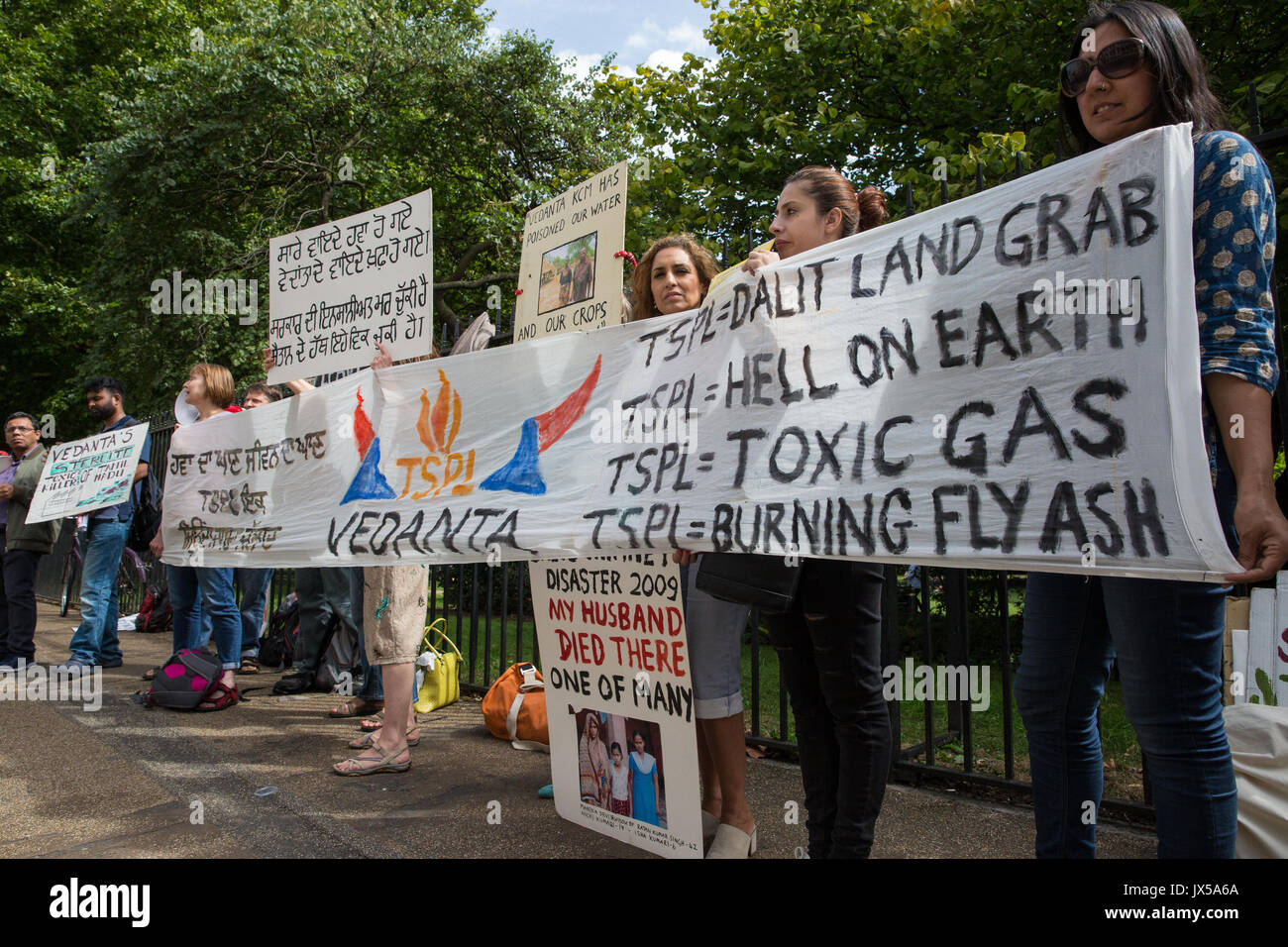 London, Großbritannien. 14. August 2017. Aktivisten aus Folie Vedanta und andere Gruppen protestieren außerhalb der Hauptversammlung der britische Bergbauunternehmen Vedanta als Teil eines globalen Aktionstages gegen das Unternehmen seine angebliche Menschenrechtsverletzungen, Steuerhinterziehung und Umweltverschmutzung zu markieren. Weitere Proteste wurden festgelegt, in Sambia und Indien stattfinden. Credit: Mark Kerrison/Alamy leben Nachrichten Stockfoto