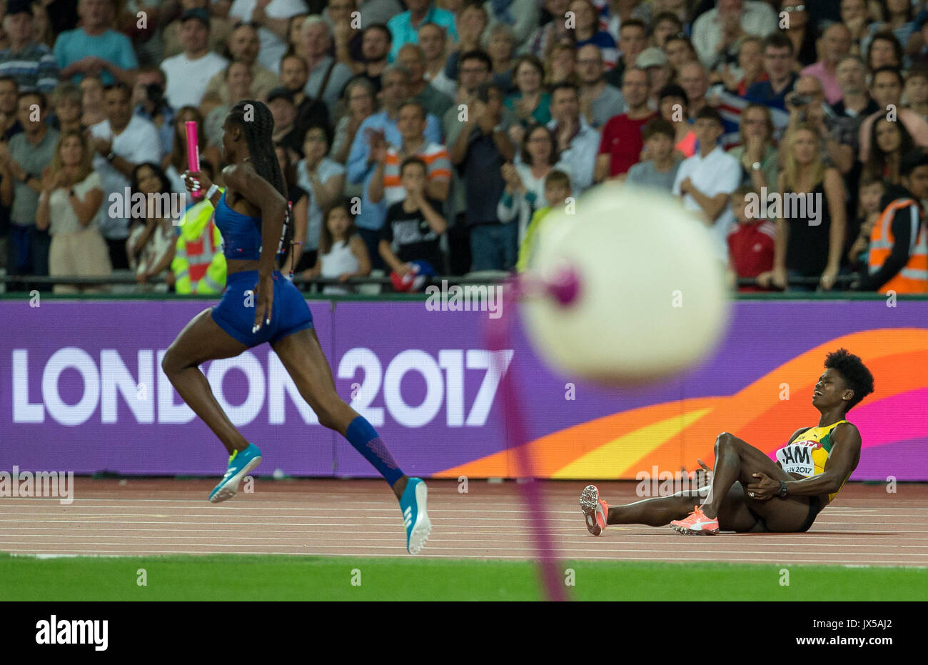 London, Großbritannien. 13 Aug, 2017. Anneisha Mc Laughlin-Whilby legt, nachdem er eine Verletzung auf der zweiten Etappe der Frauen 4 X 400 m Staffel während der letzte Tag der IAAF Leichtathletik WM (Tag 10) bei den Olympischen Park, London, England am 13. August 2017 verletzt. Foto von Andy Rowland/PRiME Media Bilder. Credit: Andrew Rowland/Alamy leben Nachrichten Stockfoto