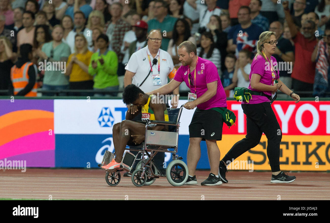 London, Großbritannien. 13 Aug, 2017. Anneisha Mc Laughlin-Whilby werden vom Feld in einem Rollstuhl durchgeführt, nachdem er eine Verletzung auf der zweiten Etappe der Frauen 4 X 400 m Staffel während der letzte Tag der IAAF Leichtathletik WM (Tag 10) bei den Olympischen Park, London, England am 13. August 2017. Foto von Andy Rowland/PRiME Media Bilder. Credit: Andrew Rowland/Alamy leben Nachrichten Stockfoto