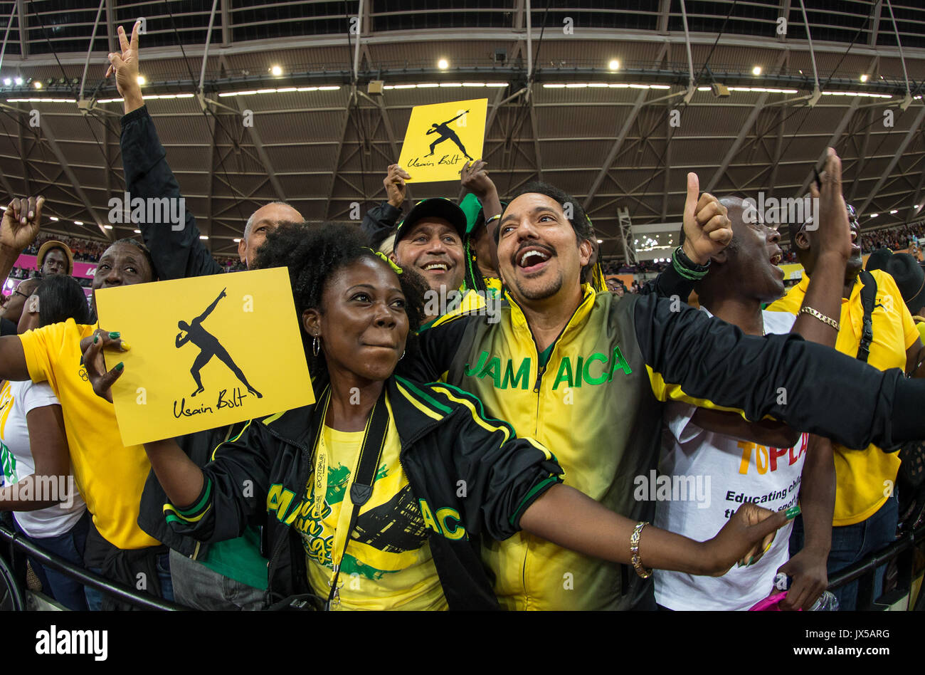 London, Großbritannien. 13 Aug, 2017. Zuschauer in der JAMAIKANISCHEN Farben Partei gekleidet, wie Sie warten Legende Usain Bolt während der letzte Tag der IAAF Leichtathletik WM (Tag 10) bei den Olympischen Park, London, England am 13. August 2017 zu sehen. Foto von Andy Rowland/PRiME Media Bilder. Credit: Andrew Rowland/Alamy leben Nachrichten Stockfoto
