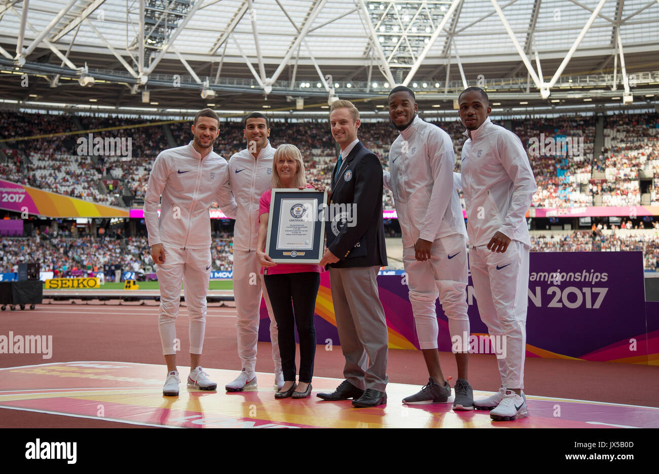 Eine Präsentation eines Zertifikats aus dem Guinness Buch der Rekorde für die meisten Tickets an einem IAAF Leichtathletik WM während der letzte Tag der IAAF Leichtathletik WM verkauft (Tag 10) bei den Olympischen Park, London, England am 13. August 2017. Foto von Andy Rowland/PRiME Media Bilder. Stockfoto