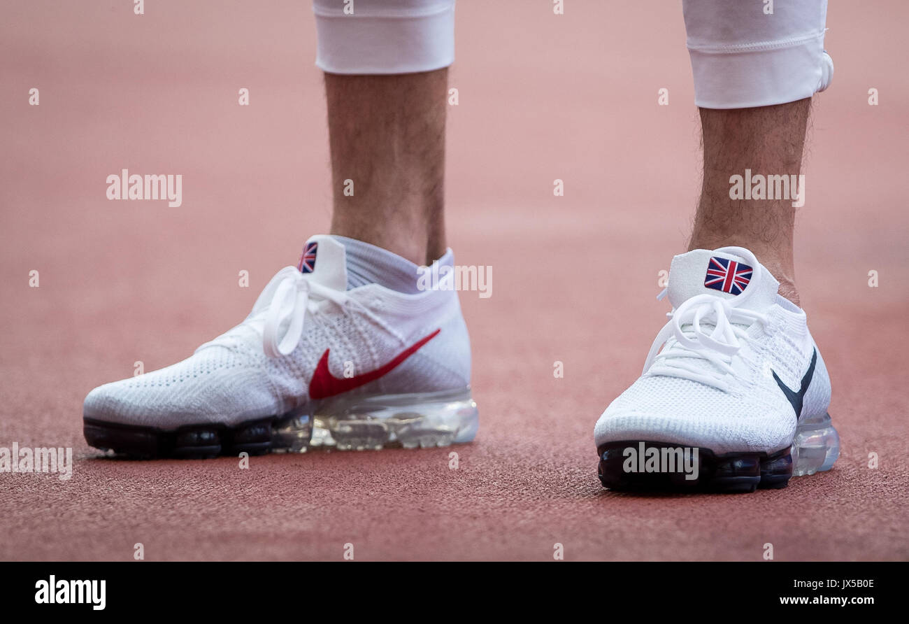 Der Großbritannien 4 x 100 m Staffel tragen Union Jack Nike Schuhe vor der Medaille Präsentation während der letzte Tag der IAAF Leichtathletik WM (Tag 10) bei den Olympischen Park, London, England am 13. August 2017. Foto von Andy Rowland/PRiME Media Bilder. Stockfoto