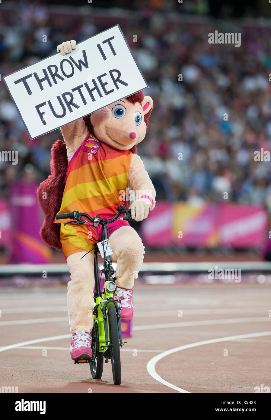 Held der Igel Maskottchen Fahrten um auf einem Fahrrad als Frauen Diskus Final wird auf paradieren ein Schild "WERFEN ES WEITERE' während der letzte Tag der IAAF Leichtathletik WM (Tag 10) bei den Olympischen Park, London, England am 13. August 2017. Foto von Andy Rowland/PRiME Media Bilder. Stockfoto