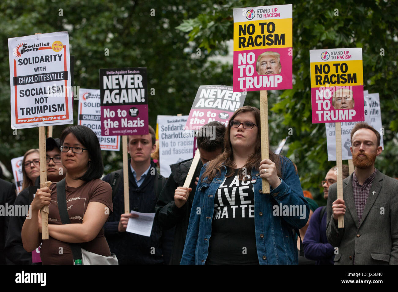 London, Großbritannien. 14. August 2017. Fans von Vereinen gegen den Faschismus halten eine Mahnwache vor der US-Botschaft in Solidarität mit den Antifaschisten in Charlottesville, Virginia, und im Gedächtnis von Heather Heyer, die getötet wurde, als ein Auto in die Menschen protestieren gegen einen weißen nationalistischen März gefahren wurde. Credit: Mark Kerrison/Alamy leben Nachrichten Stockfoto