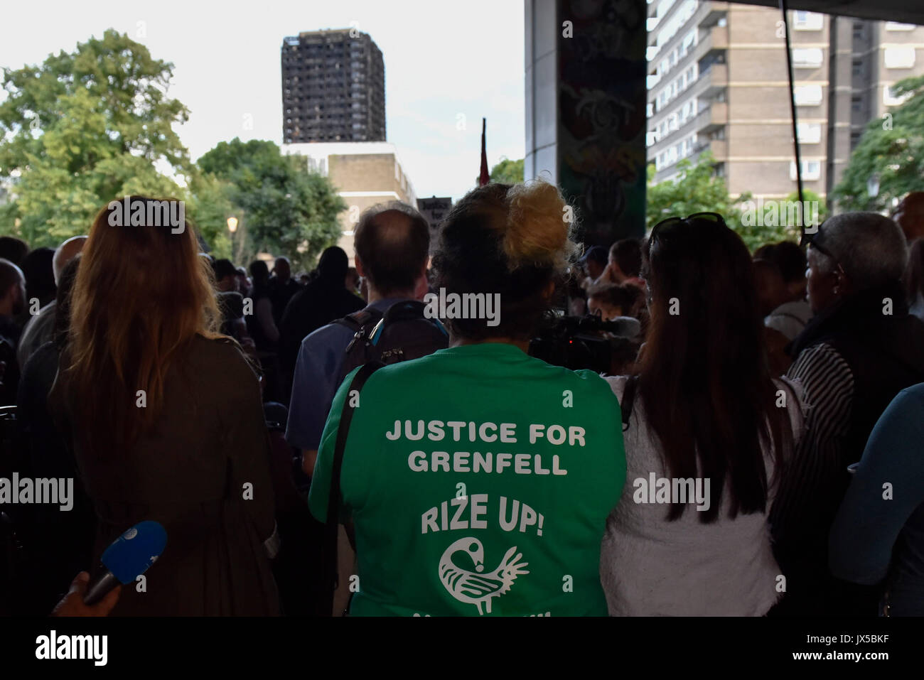 London, Großbritannien. 14 Aug, 2017. Menschen in einer stillen und ruhigen März Respekt zu den Opfern der Grenfell Turm Brand in London, Großbritannien, am 12.08.14., 2017. Mindestens 80 Menschen wurden tot oder fehlende in den tödlichen Grenfell Turm blaze am 14. Juni bestätigt. Credit: Stephen Chung/Xinhua/Alamy leben Nachrichten Stockfoto