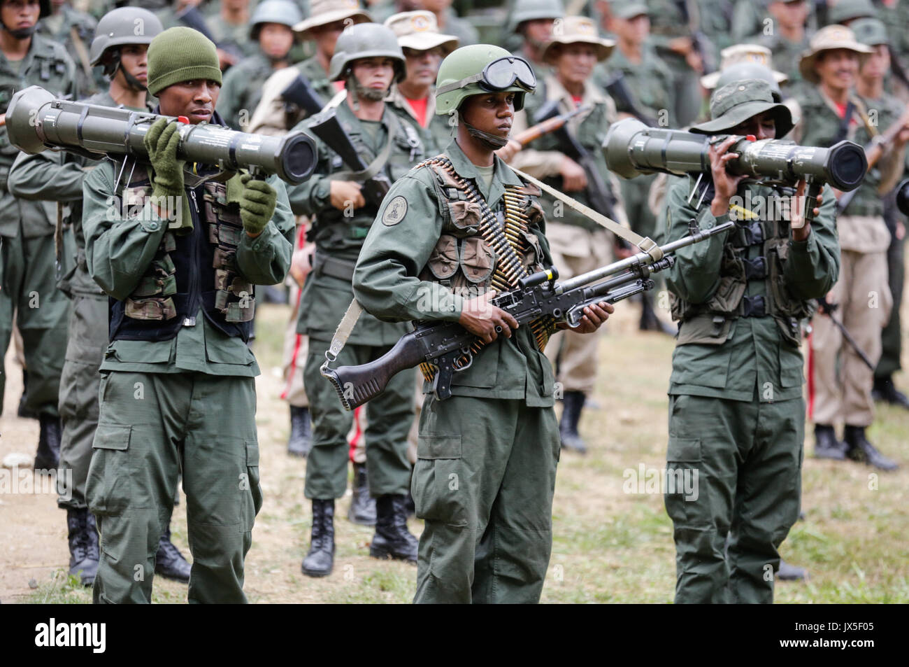 Caracas, Venezuela. 14 Aug, 2017. Mitglieder der nationalen Bolivarischen Streitkräfte (FANB ) Nehmen Sie teil an einer Veranstaltung in Caracas, Venezuela, am 12.08.14., 2017. Venezolanische Verteidigungsminister Vladimir Padrino Lopez fordert die venezolanische Gesellschaft und der internationalen Gemeinschaft zählt angesichts einer möglichen militärischen Intervention zu schließen. Credit: Boris Vergara/Xinhua/Alamy leben Nachrichten Stockfoto