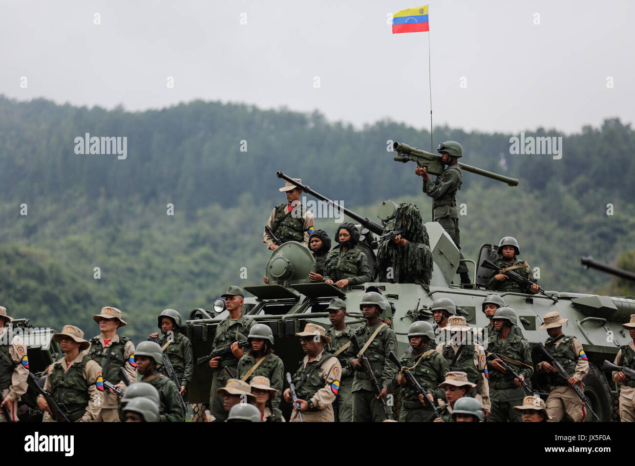 Caracas, Venezuela. 14 Aug, 2017. Mitglieder der nationalen Bolivarischen Streitkräfte (FANB ) Nehmen Sie teil an einer Veranstaltung in Caracas, Venezuela, am 12.08.14., 2017. Venezolanische Verteidigungsminister Vladimir Padrino Lopez fordert die venezolanische Gesellschaft und der internationalen Gemeinschaft zählt angesichts einer möglichen militärischen Intervention zu schließen. Credit: Boris Vergara/Xinhua/Alamy leben Nachrichten Stockfoto