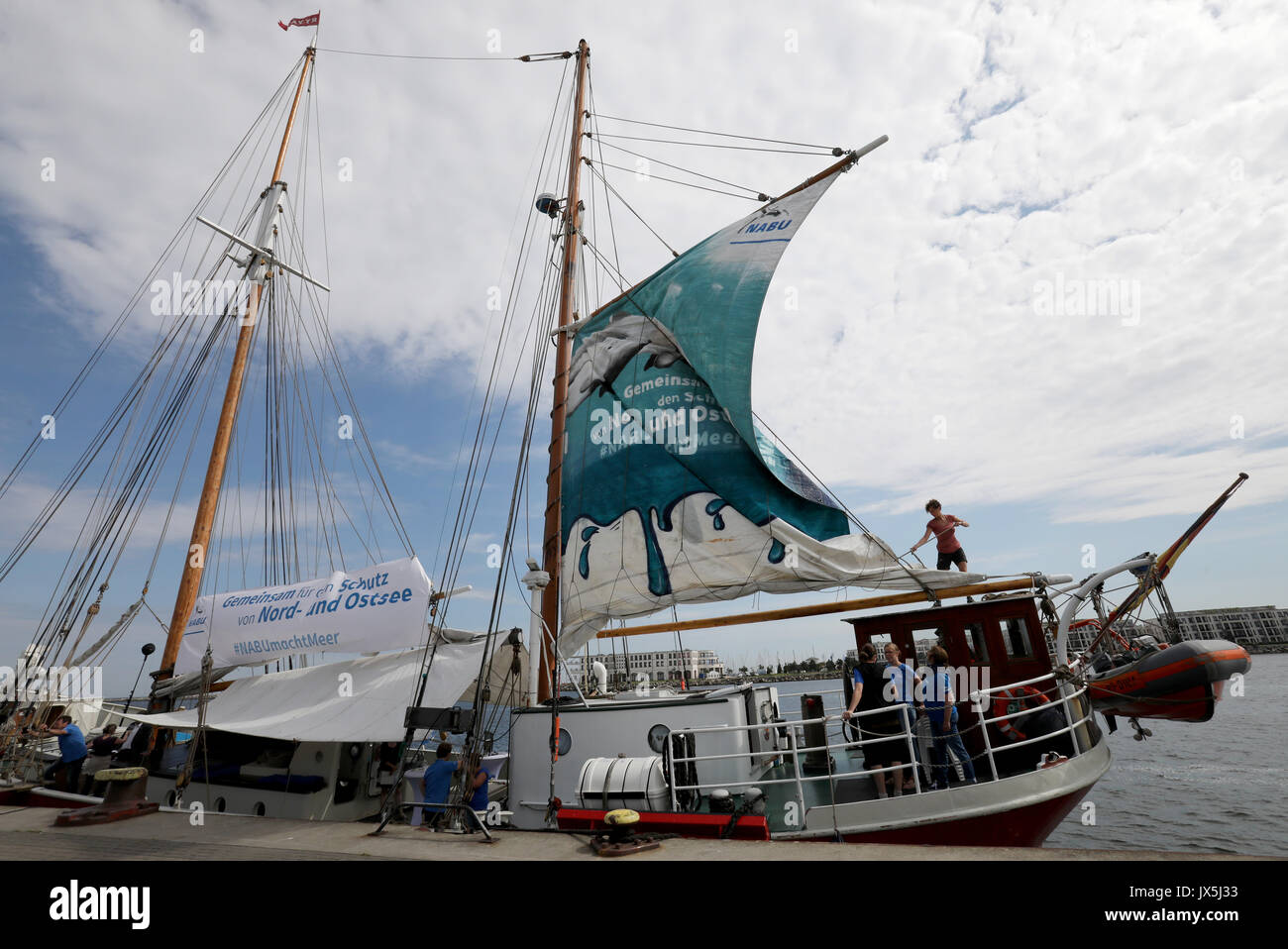 Warnemünde, Deutschland. 15 Aug, 2017. Der NABU (Naturschutzbund Deutschland, lit. "Natur und biologische Vielfalt Naturschutz Union") Vorbereitung einer 10-tägigen Segel Tour durch Nord- und Ostsee an Bord des klassischen Segel Boot "Ryvar" aus Warnemünde, Deutschland, 15. August 2017. Die Tour soll Aufmerksamkeit für die bedrohte Artenvielfalt in den Meeren zu bringen. Wissenschaftler an Bord wird Forschen an microplastics, unterwasserlärm und Schiff entlädt. Die Tour beginnt in Warnemünde in Richtung Hamburg am 16. August 2017. Quelle: dpa Picture alliance/Alamy leben Nachrichten Stockfoto