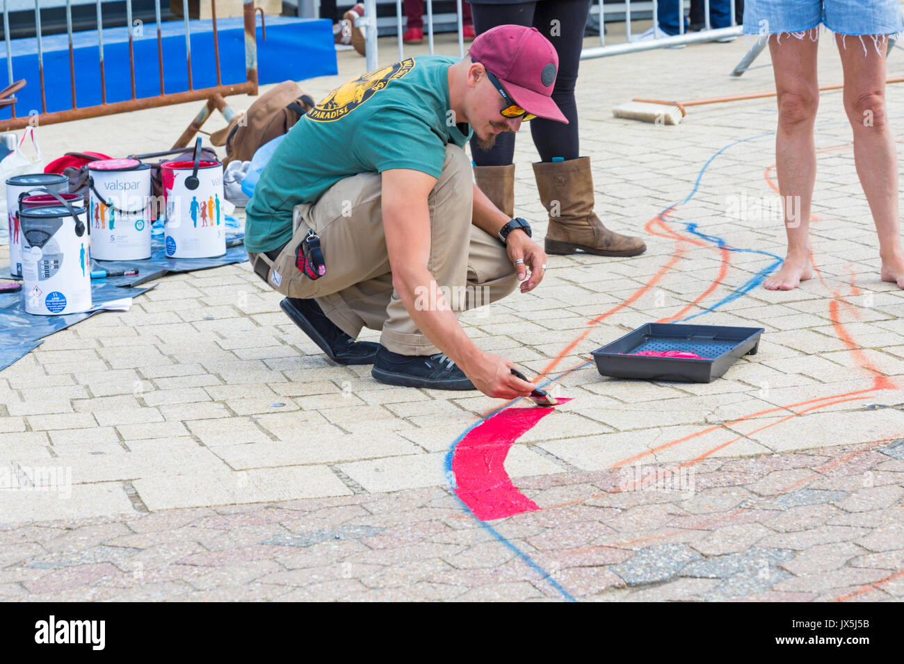 Bournemouth, Dorset, Großbritannien. 15 Aug, 2017. Große Kunstwerke von Spiderman nimmt Gestalt an Pier Ansatz, der durch Ambassadeur Kunst Künstler Malerei mit roter Farbe angeordnet. Credit: Carolyn Jenkins/Alamy leben Nachrichten Stockfoto