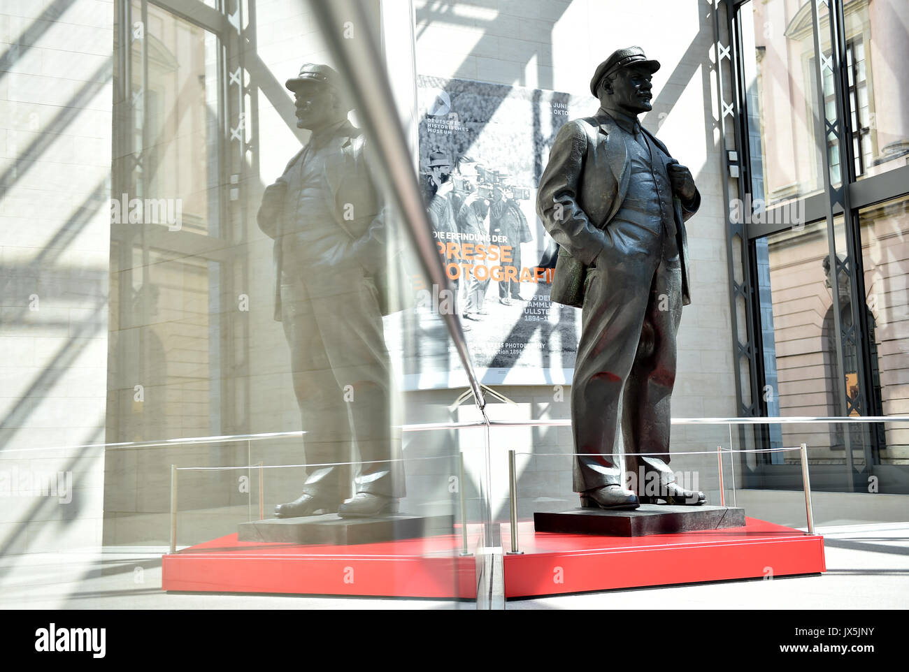 Berlin, Deutschland. 15 Aug, 2017. Die "eislebener Lenin' Statue stand im Foyer der Ausstellungshalle des Deutschen Historischen Museums in Berlin, Deutschland, 15. August 2017. Die 3,2 Meter hohe und 2,9 Tonnen schwere Bronzestatue ist Teil der Sonderausstellung "1917. Revolution. Russland und Europa" im Museum zwischen 18. Oktober 2017 bis zum 15. April 2018 abgehalten werden. Lenin, wie viele Russischen politischen Emigranten, war viele Male in die Schweiz ins Exil geschickt und reiste von dort aus in Deutschland und in Russland im Jahr 1917. Foto: Britta Pedersen/dpa-Zentralbild/dpa/Alamy leben Nachrichten Stockfoto