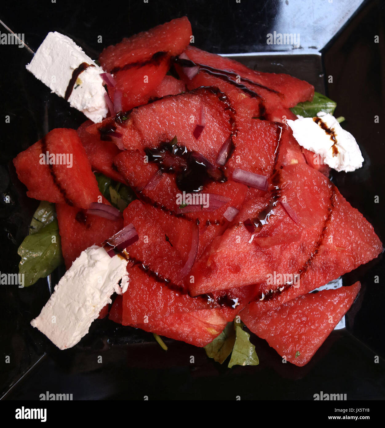 Wassermelone Feta Salat, Vorspeise mit Wassermelone, Fetakäse, Rucola, und  Balsamico-Essig Stockfotografie - Alamy