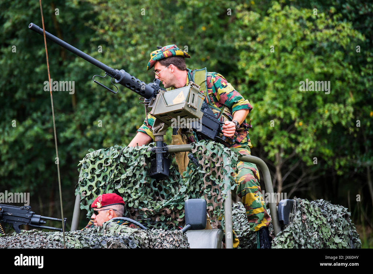 Belgische Fallschirmjäger des Para-kommandos Regiment Betriebssystem Browning .50 Kaliber Maschinengewehr auf getarnte gepanzerten Fahrzeug montiert Stockfoto