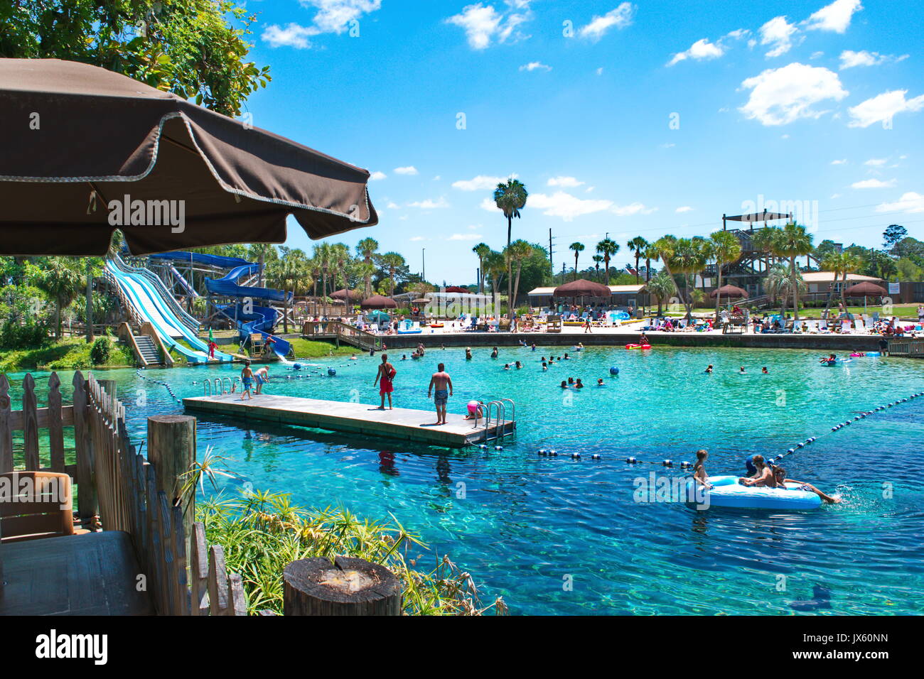 Weeki Wachee Stadt in Florida bekannt für Meerjungfrauen zeigen und kristallklares Wasser. Stockfoto