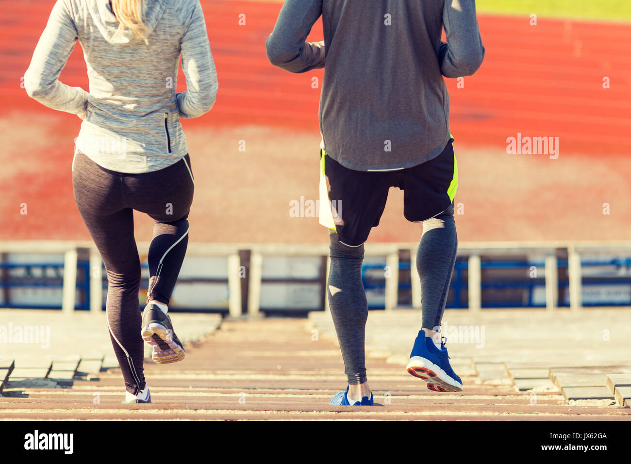 Nahaufnahme eines Paares auf Stadion im Erdgeschoss ausgeführt Stockfoto