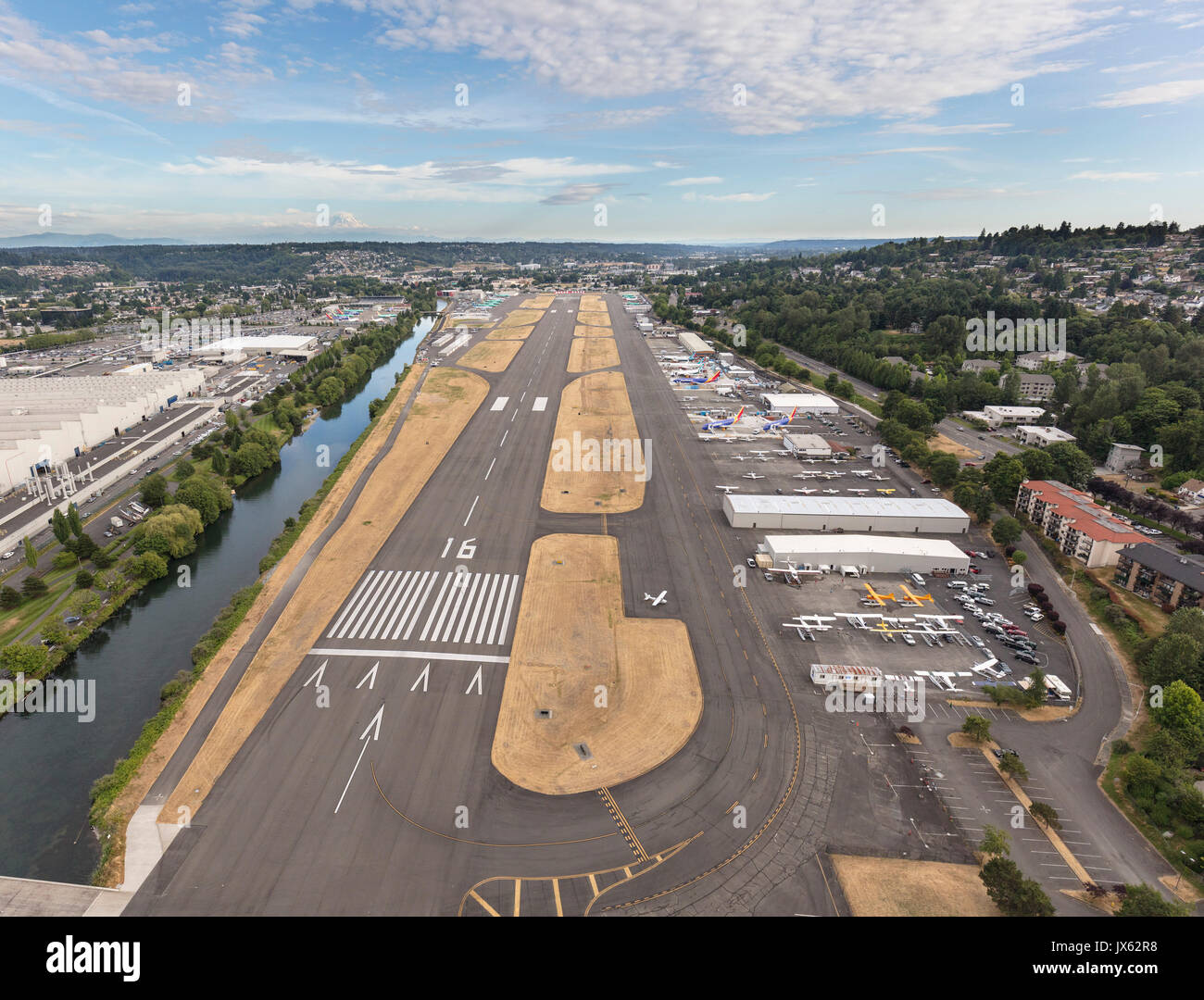 Luftaufnahme der Startbahn in Renton Municipal Airport, neben Boeing Fabrik, Washington State, USA Stockfoto