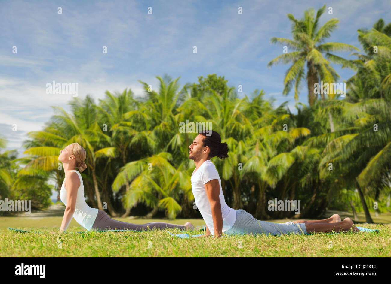 paar machen Yoga Kobra-Pose im freien Stockfoto