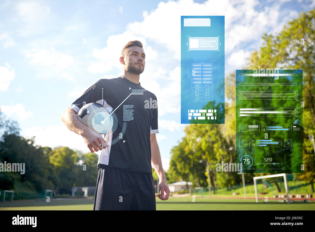 Fußballspieler mit Ball auf Fußballplatz Stockfoto