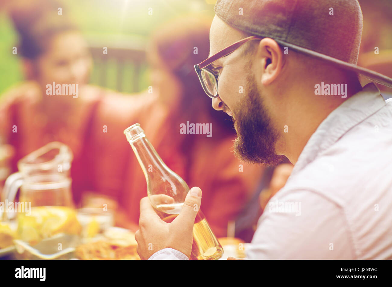 glücklicher Mann mit Bier Freunde auf Sommer-Gartenparty Stockfoto