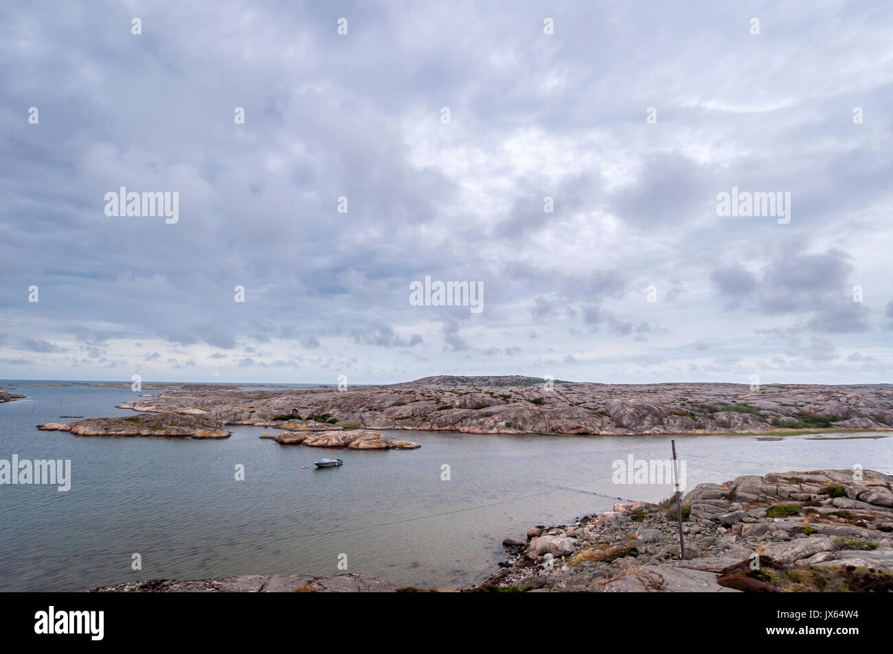 Boot Verlegung zwischen der Insel der Bohuslan Küste in Schweden. Stockfoto