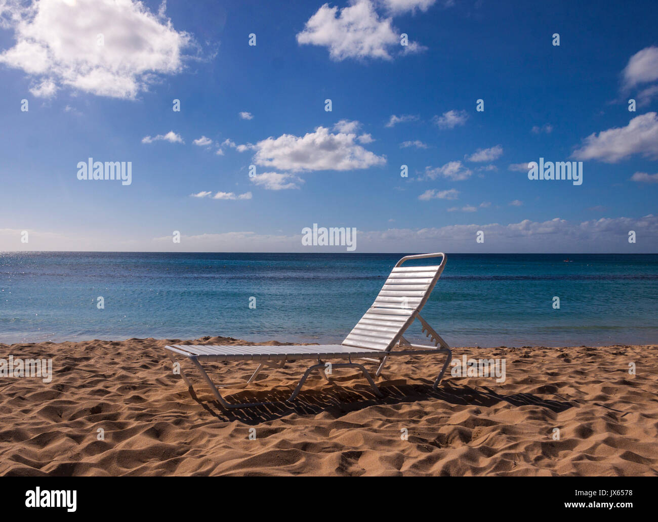 Einen leeren Liegestuhl am Strand in Port St. Charles, Barbados, Karibik Inseln Stockfoto