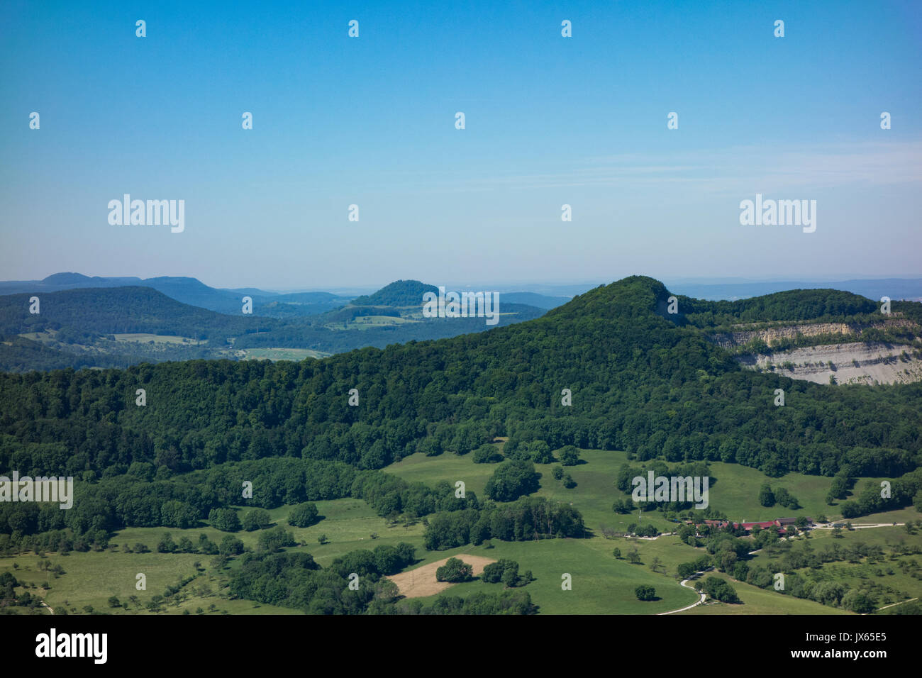 Dies ist der Blick aus der Sicht der Burg Hohenneuffen an einem Sommertag mit blauem Himmel Stockfoto