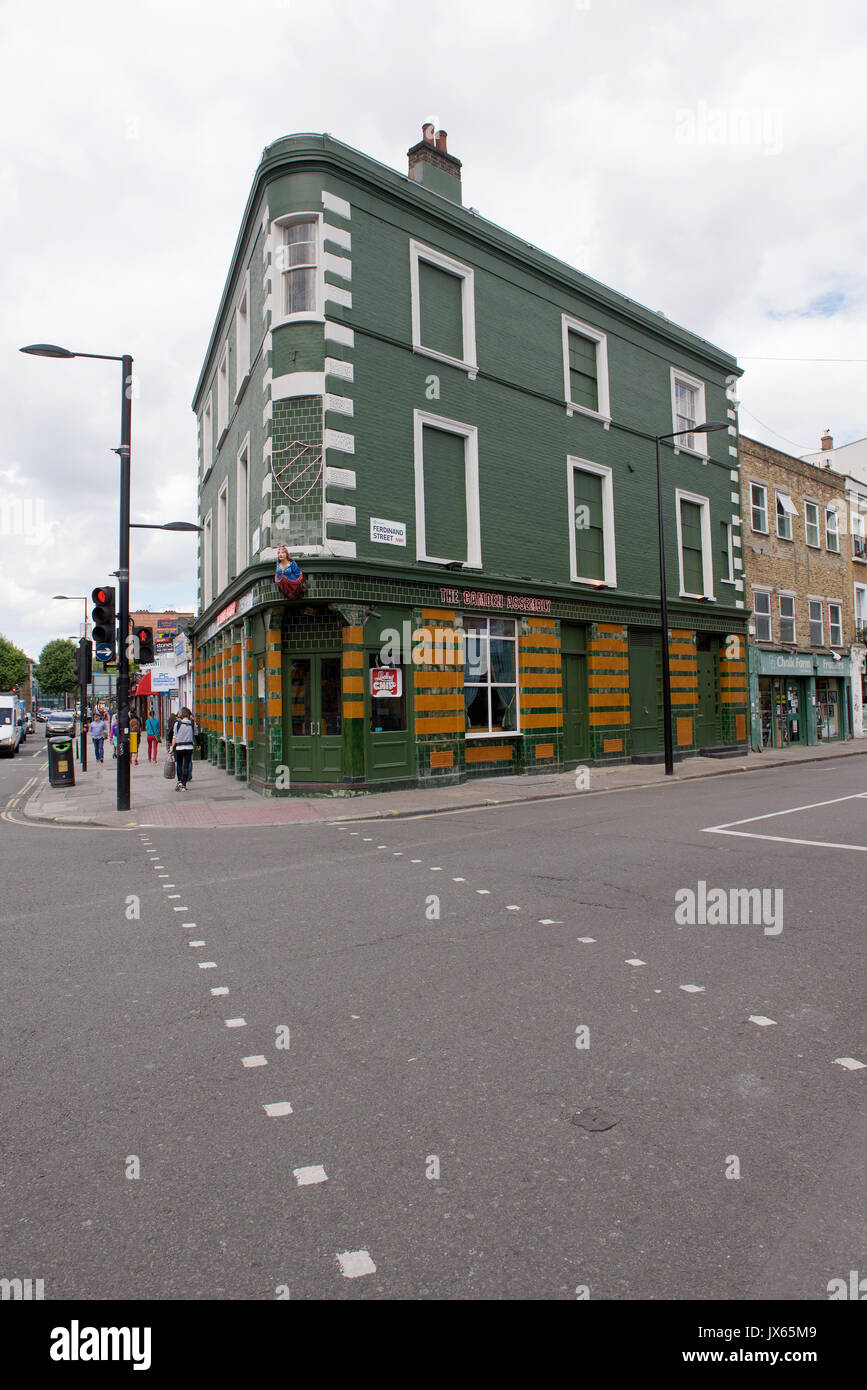 Die Camden Montage Pub an der Kreuzung von Ferdinand Straße und Chalk Farm Road, Camden, London Stockfoto